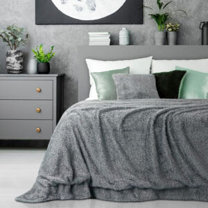 Chlupatý přehoz na postel šedé barvy