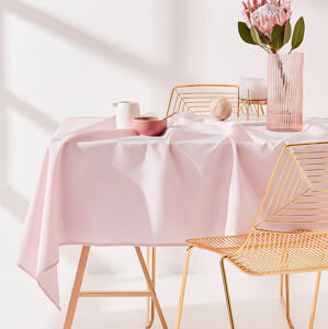 Dekorační ubrus na stůl v růžove barvě 140 x 260 cm