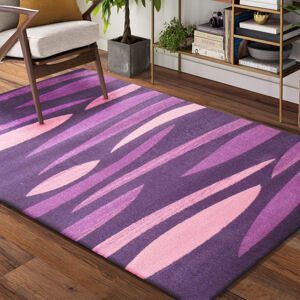Fialový koberec do předsíně se vzorem