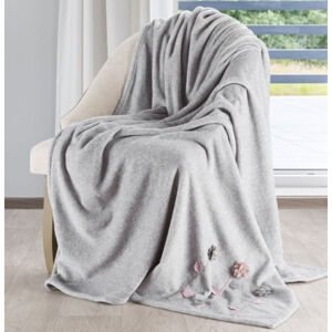 Krásné pohodlné deky v šedé barvě