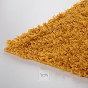 Kvalitný kusový koberec s vysokým vlasom v horčicovo žltej farbe