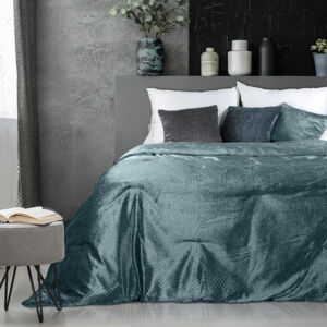 Originální lesklý přehoz na postel v modré barvě
