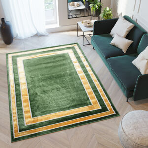 Trendy zelený koberec se zlatým vzorem po okrajích