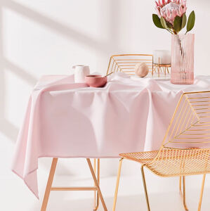 Ubrus na stůl v růžové barvě bez motivu 140 x 220 cm