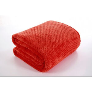 Vzorovaná deka červené barvy