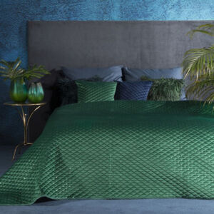 Zelený prošívaný přehoz na postel zdobený flitry